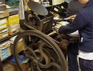 Sarah & Jenet hand-feeding
                                    the old Gordon Platen Press